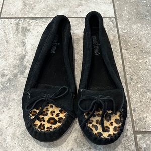 Minnetonka women’s leopard print/ black moccasins size 9